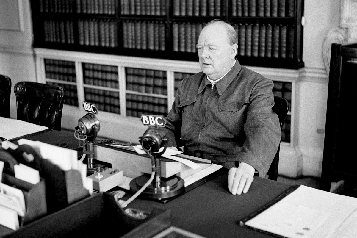 Премьер-министр Великобритании Уинстон Черчилль выступает по радио, 1942 год