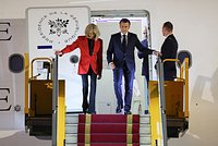 «Позволили себе немного подурачиться». Макрон публично получил по лицу от жены и попал на видео