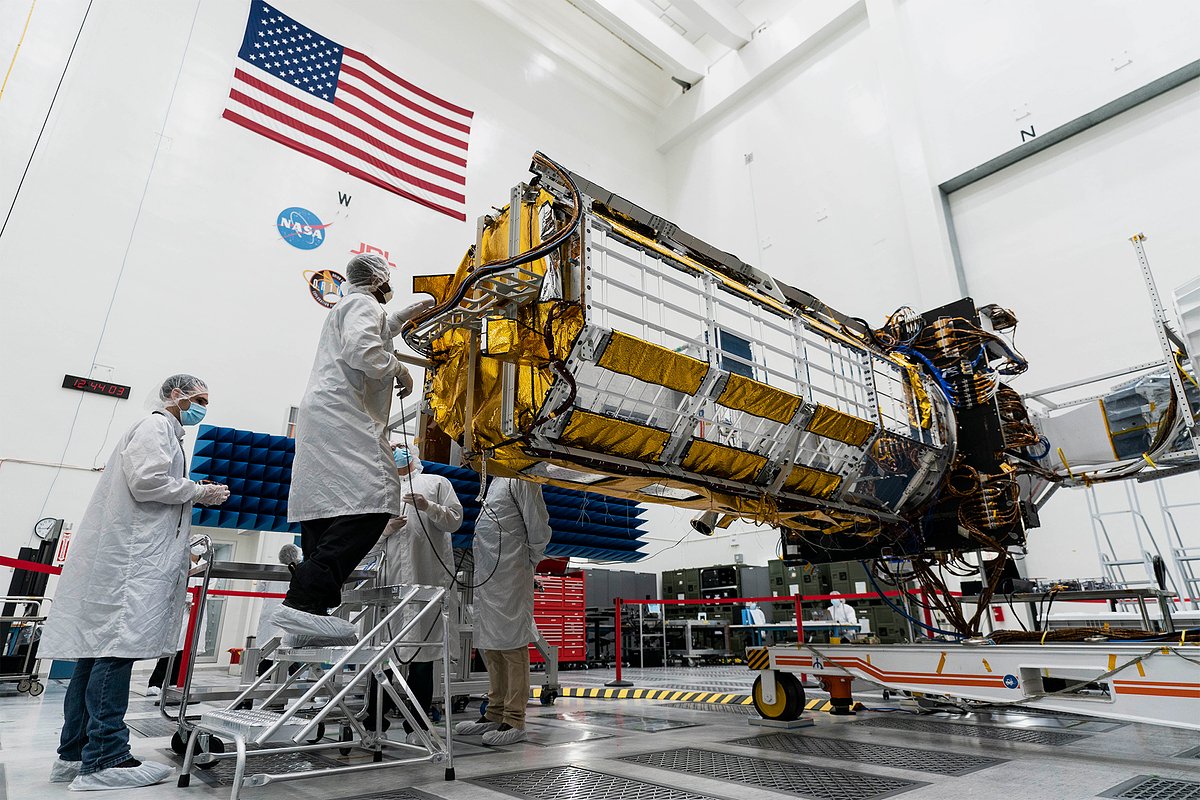 Инженеры и техники работают над научным ядром миссии NASA-ISRO Synthetic Aperture Radar (NISAR) в Лаборатории реактивного движения NASA в Пасадене, штат Калифорния, США, 3 февраля 2023 года