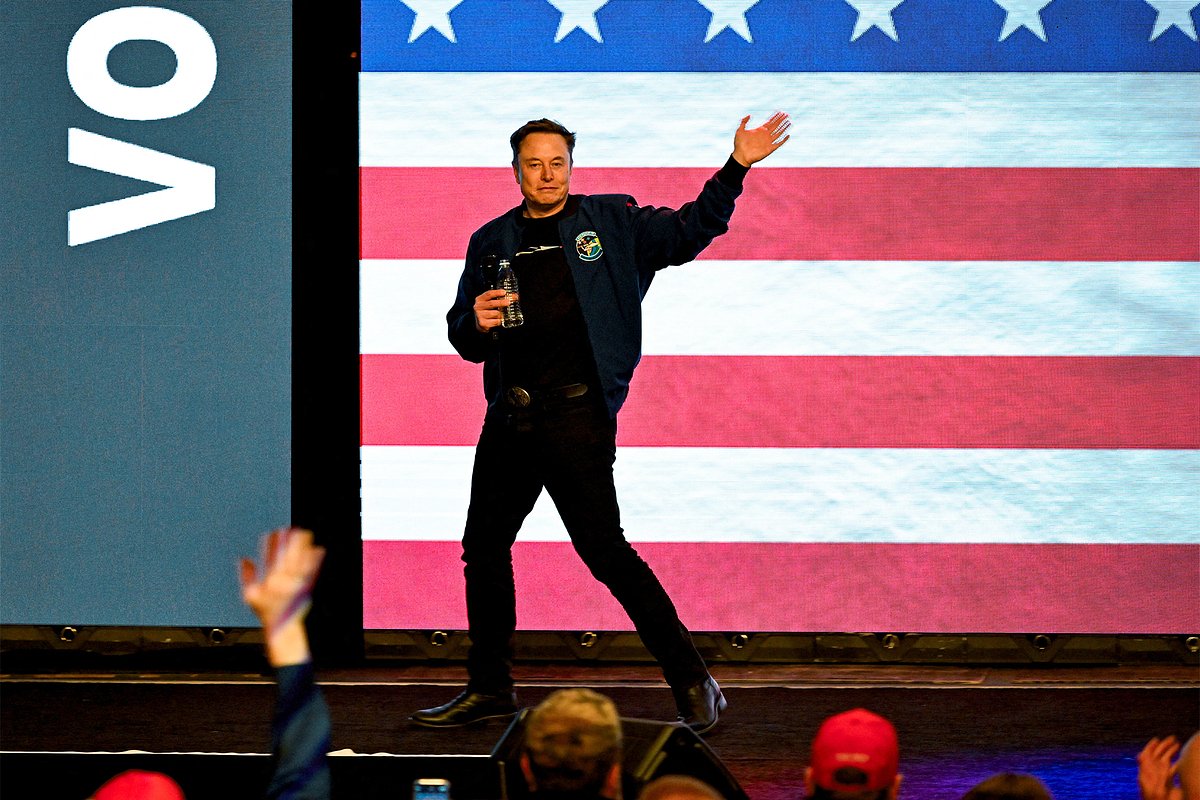 Генеральный директор SpaceX Илон Маск на митинге в поддержку консервативного кандидата в Верховный суд Висконсина на выборах в Грин-Бей, штат Висконсин, США, 30 марта 2025 года