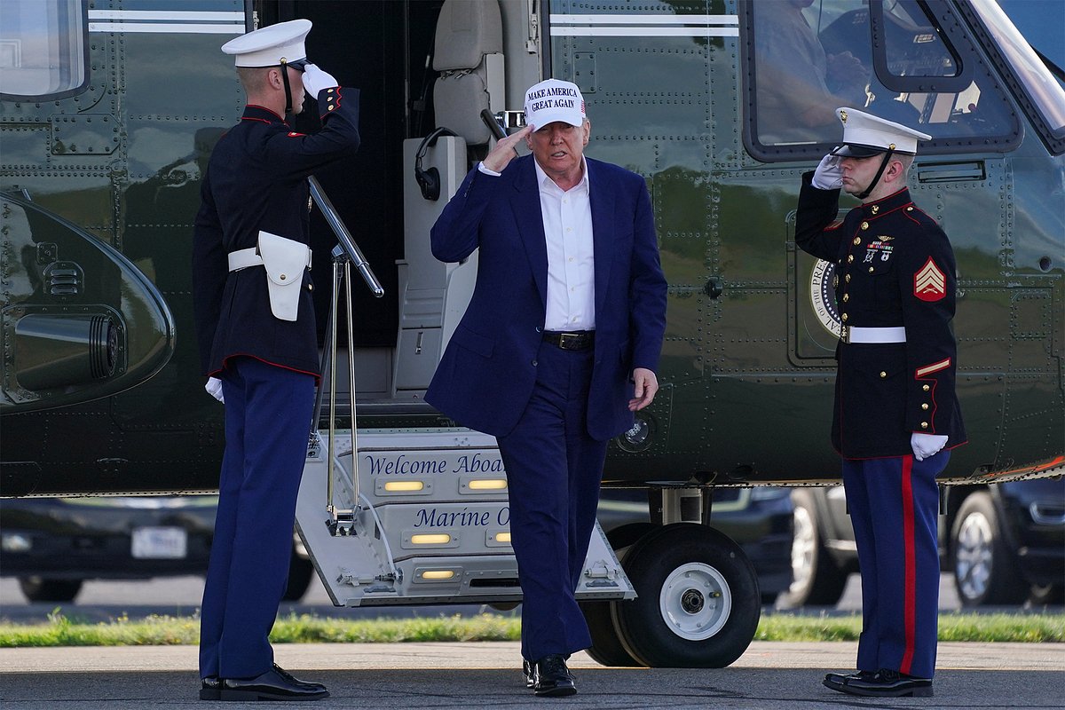 Президент США Дональд Трамп высаживается из самолета Marine One в муниципальном аэропорту Морристаун, штат Нью-Джерси, США, 25 мая 2025 года