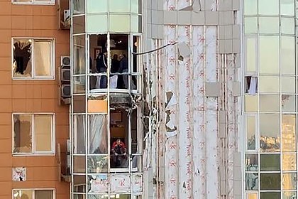 Появились кадры с места падения обломков украинского БПЛА в Москве
