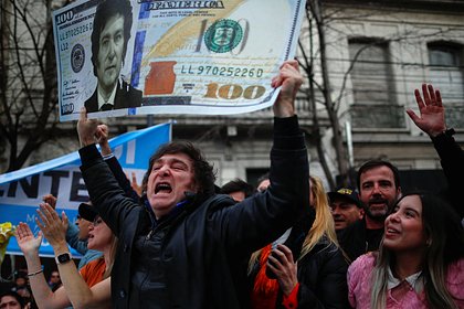 «Президент с бензопилой» разрешил продажу паспортов