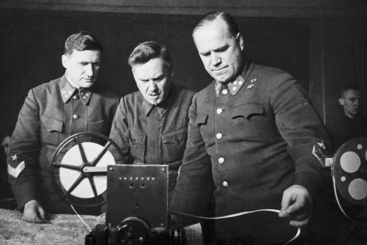 Будущие маршалы Советского Союза Василий Соколовский, Николай Булганин и Георгий Жуков размышляют над обороной Москвы, осень 1941 года