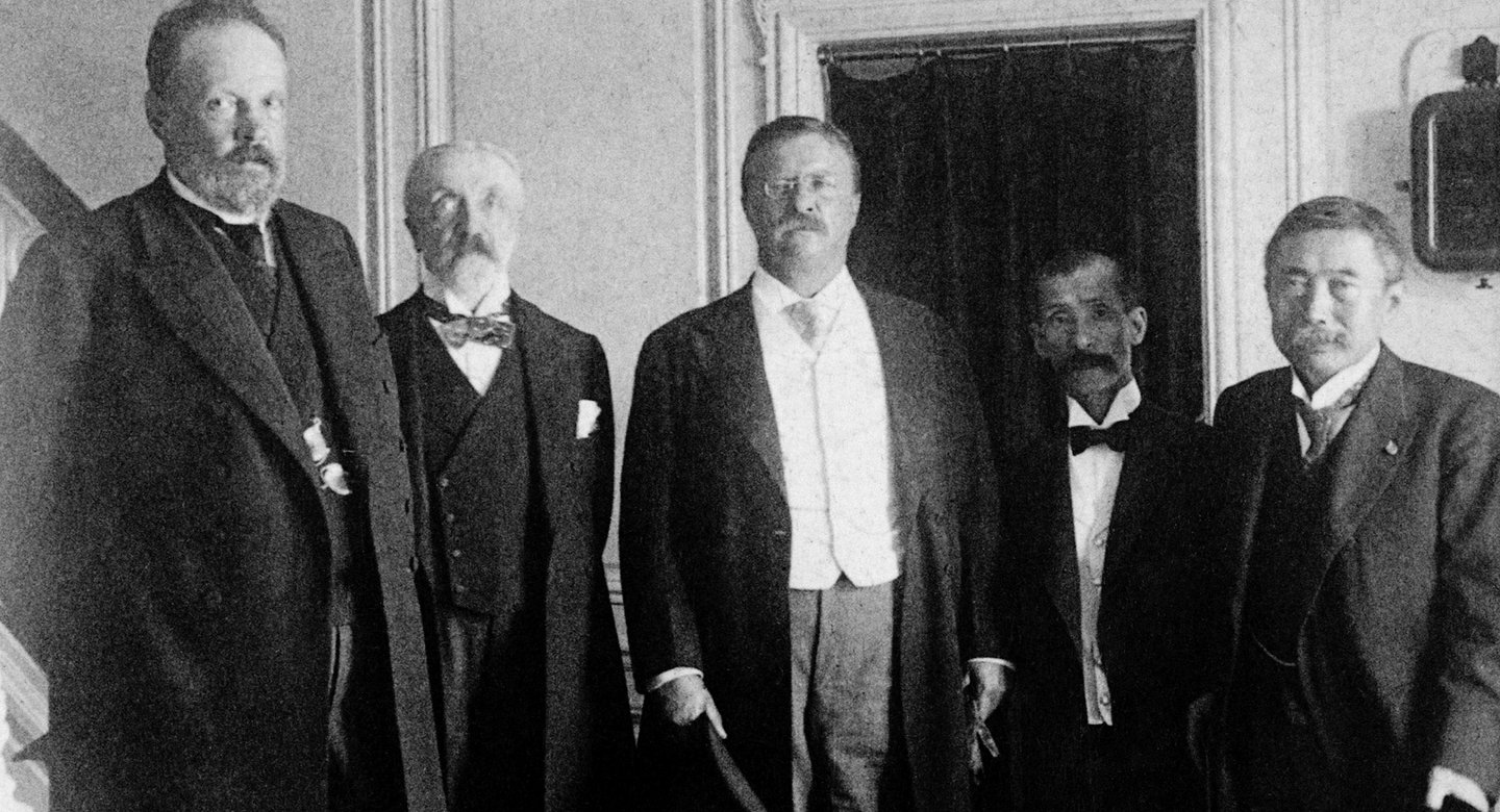 Церемония подписания Портсмутского мирного договора. Слева направо: председатель комитета министров России Сергей Витте, посол России в США барон Роман Розен, президент США Теодор Рузвельт, министр иностранных дел Японии барон Комура Дзютаро, посол Японии в США Такахира Когоро. США, штат Нью-Гэмпшир, 5 сентября 1905 года