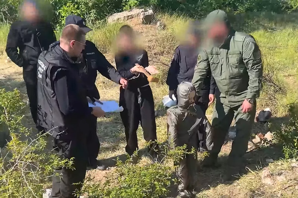 Фанатка битцевского маньяка (в центре) на следственном эксперименте