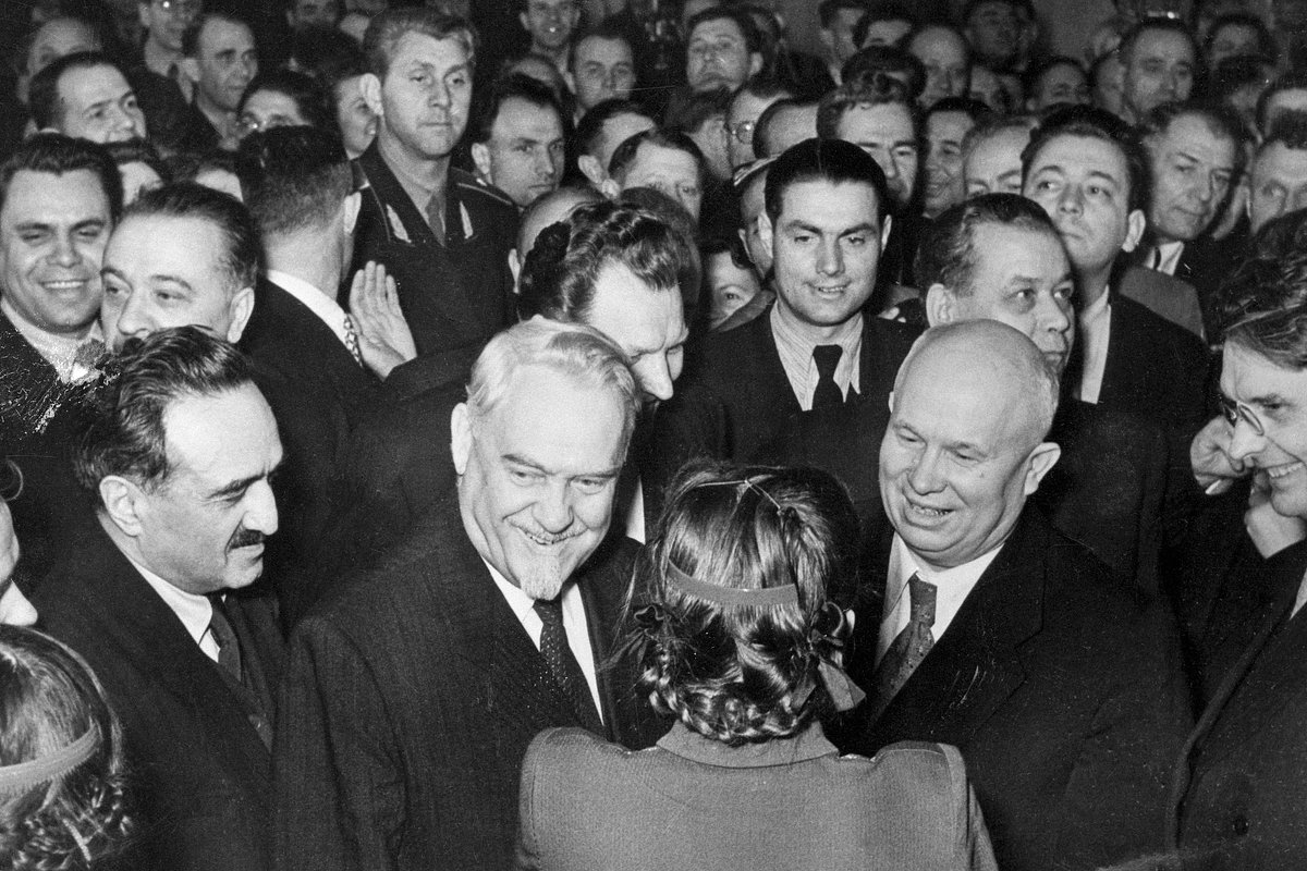 Анастас Микоян, Николай Булганин и Никита Хрущев в кулуарах XX съезда КПСС