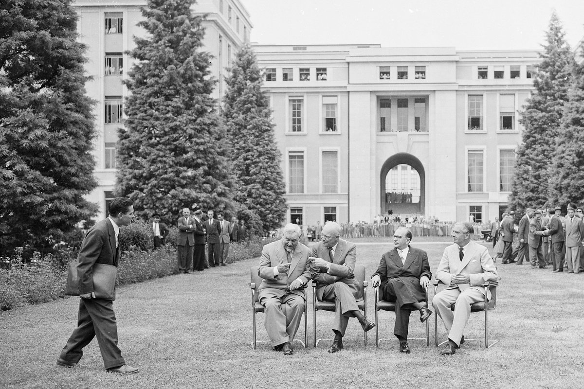 Николай Булганин и президент США Дуайт Эйзенхауэр ведут дискуссию на встрече «Большой четверки» в рамках Женевского саммита