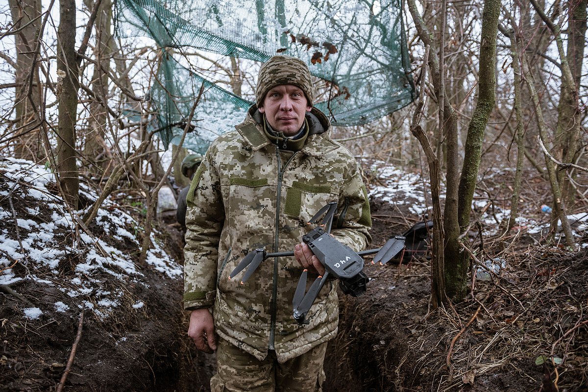 Оператор беспилотника 58-й механизированной бригады ВСУ с БПЛА Mavic, Украина, 1 декабря 2023 года