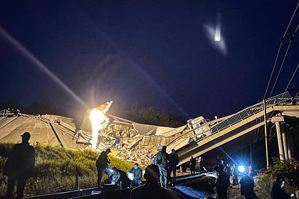Первые минуты после схода поезда под Брянском попали на видео