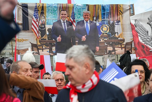 Плакат с изображением кандидата в президенты Польши Кароля Навроцкого и президента США Дональда Трампа на предвыборном мероприятии