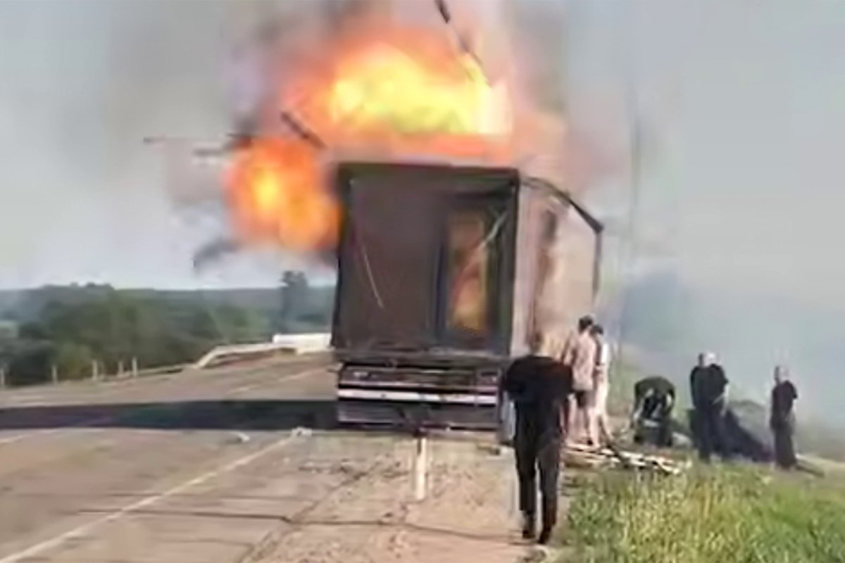Горящая фура с дронами, задействованная в атаке ВСУ