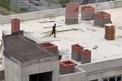 Прятки мигрантов от полиции на крыше стройки ЖК в Петербурге сняли на видео