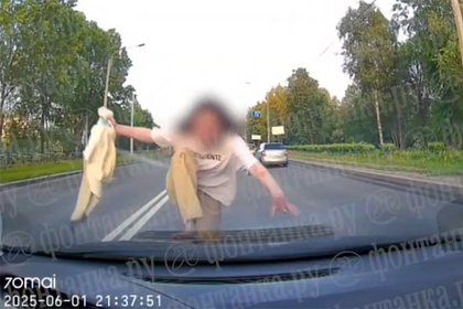В Петербурге девушка набросилась на машину с семьей внутри и попала на видео
