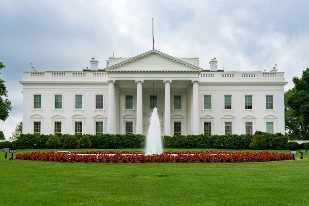 Белый дом: Трамп не планирует усиливать санкции против России, но оставляет их в резерве