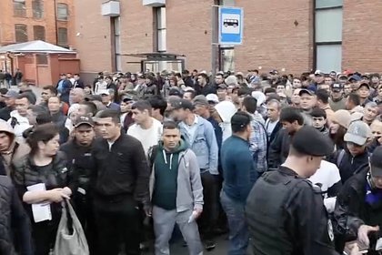 В Петербурге прошел масштабный рейд по «местам притяжения» мигрантов
