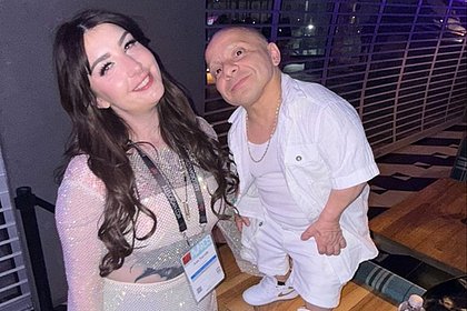 Женщина рассказала об отношениях с 89-сантиметровым бойфрендом старше ее на 19 лет
