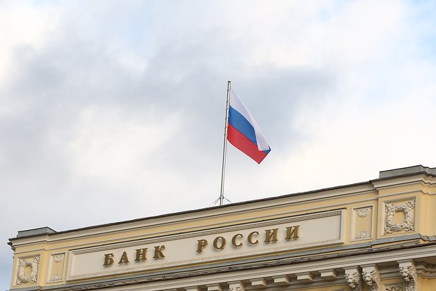 Большинство россиян ожидают сохранения ключевой ставки на уровне 21% — опрос «Финансов Mail»