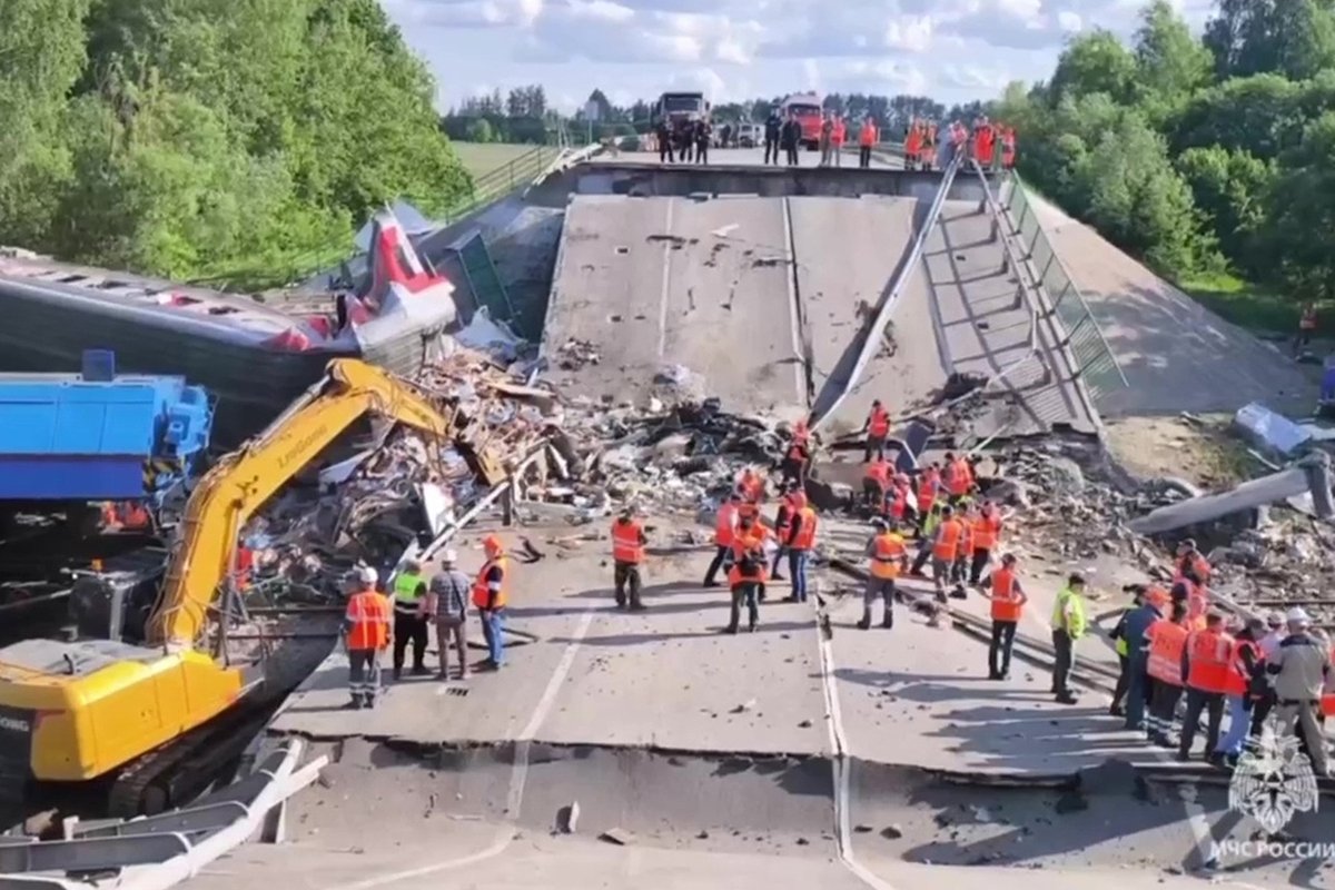 Разбор завалов на месте подрыва моста в Брянской области, Россия