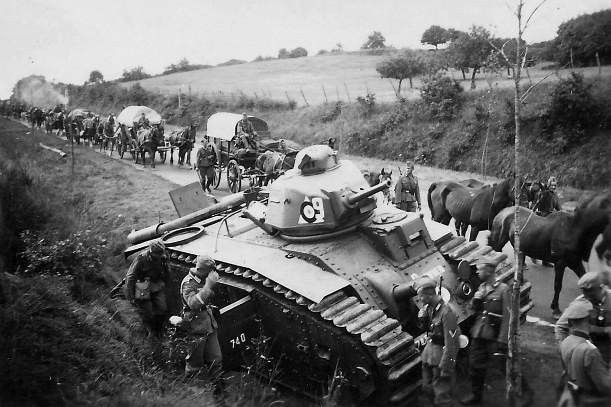 Немецкие солдаты рассматривают французский танк Char В1-bis №740 Olivier, брошенный 17 июня 1940 года из-за неисправности ходовой части у Конере в 22 километрах к северо-востоку от Ле-Мана