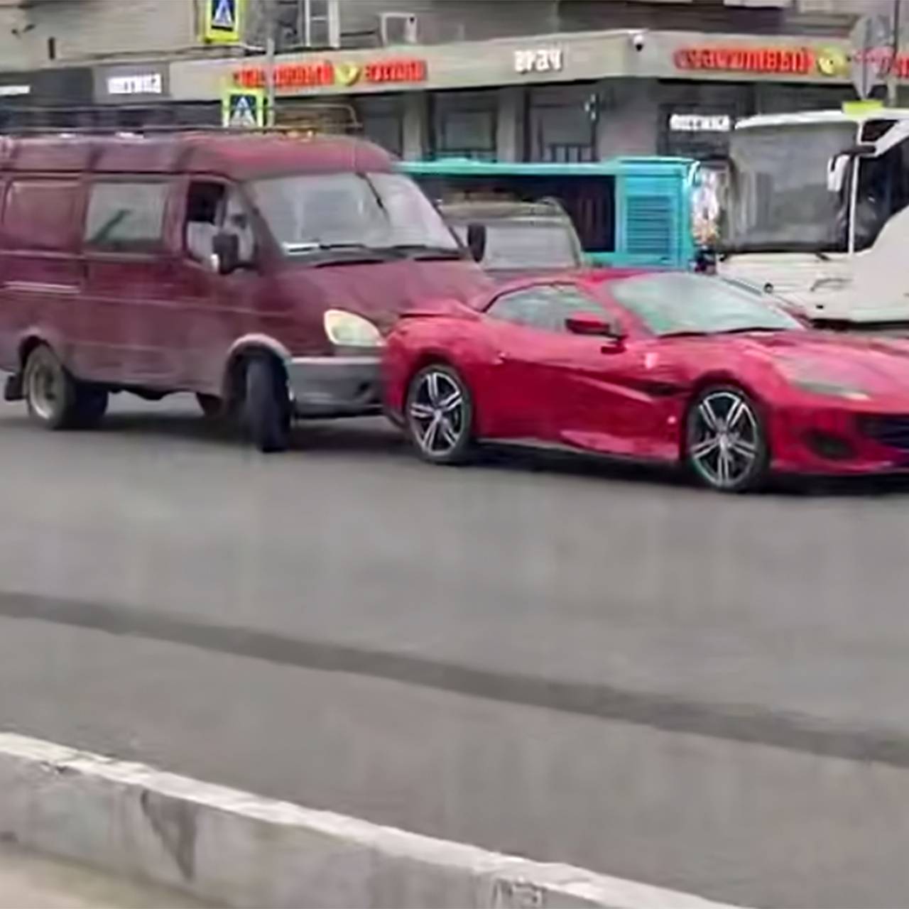 В Петербурге &laquo;Газель&raquo; въехала в Ferrari ценой от 17,5 миллиона рублей