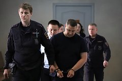 Андрей Карпов (в центре)