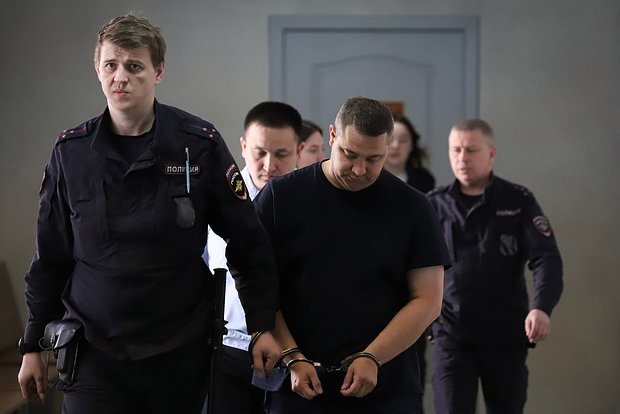 Андрей Карпов (в центре)