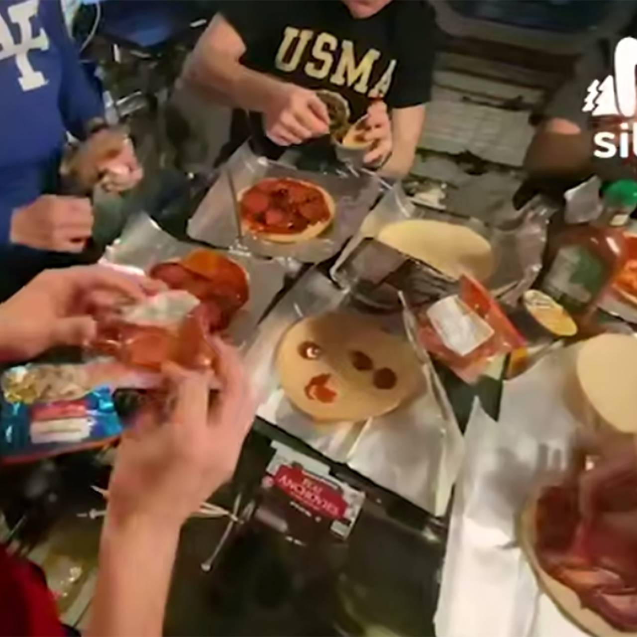 Российские космонавты приготовил пиццу в космосе