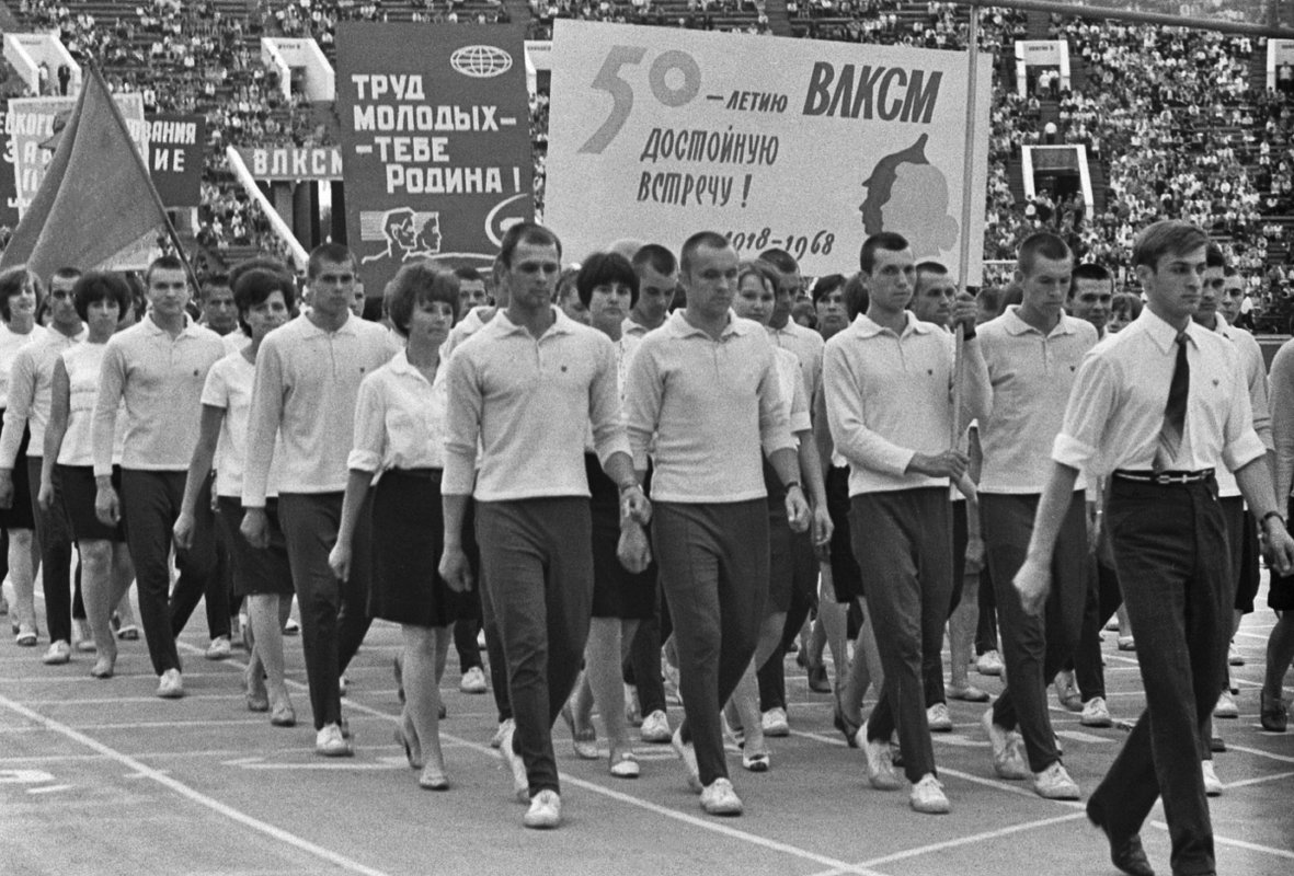 Комсомольцы на параде в честь 50-летия ВЛКСМ, 1968 год