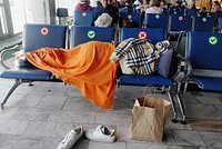 Дроны срывают десятки рейсов в России. Как быть, если застрял в аэропорту, и можно ли вернуть деньги за отмененный рейс?