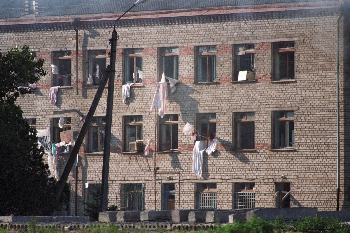 Здание больницы, захваченной чеченскими террористами в Буденновске