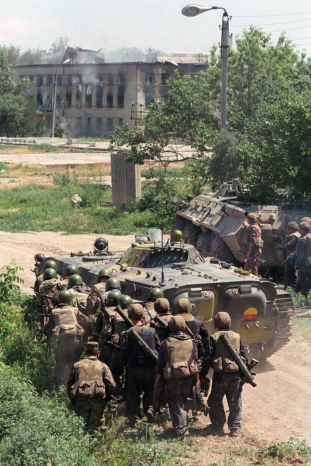 Бойцы готовятся к штурму больницы, захваченной боевиками в Буденновске