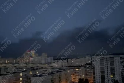 В Киеве после ночного налета дронов не увидели рассвета из-за черного дыма