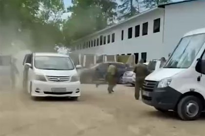 ФСБ показала видео задержания планировавшего теракт работника аэропорта Сухум