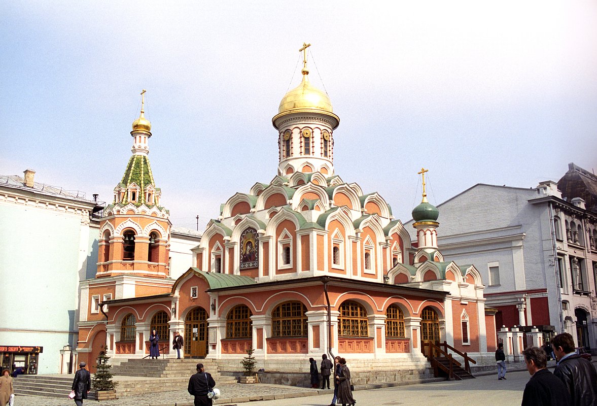 Собор Казанской иконы Божией Матери (Казанский собор) на Красной площади построен в 1636 году на средства царя Михаила Федоровича Романова. В 1936 году уничтожен. Восстановлен в 1990-1993 годах по проекту архитектора О. И. Журина
