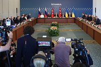 Евросоюз постоянно меняет позицию по переговорам России и Украины. Что говорят европейские политики про урегулирование конфликта? 