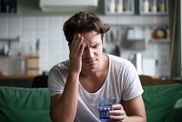 Похмелье может испортить все выходные. Как его избежать? Четыре лайфхака от врача