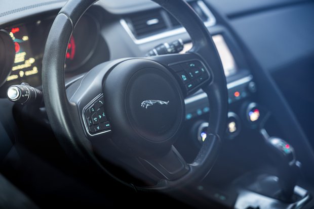 Супруги из Лондона самостоятельно нашли свой угнанный Jaguar с помощью GPS-трекера