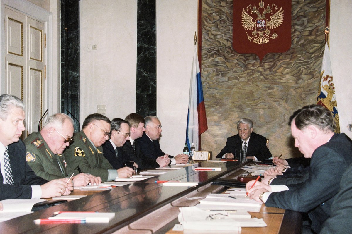 Глава МВД Куликов (третий слева) вместе с вице-премьером Чубайсом на заседании у Ельцина, 1998 год