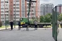 Подмосковные чиновники необычным способом «починили» шестиугольную спортплощадку 