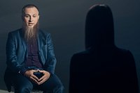 «Из тебя достойная жена не выйдет». В России скандально известного многоженца обвинили в растлении: дочь должна была «все уметь» 