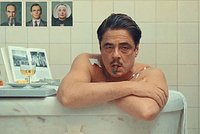 В кино — «Финикийская схема» Уэса Андерсона. Почему новый фильм культового режиссера нельзя пропустить?