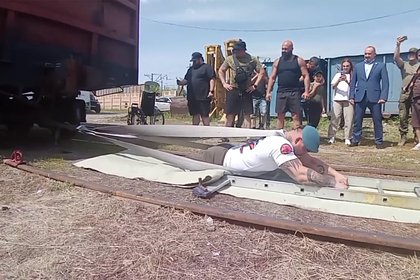 Оставшийся без ног ветеран СВО протащил 24-тонный вагон и попал на видео