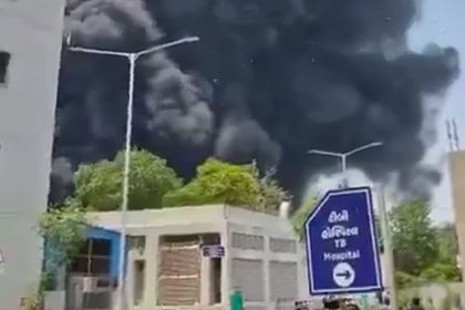 Самолет с сотнями пассажиров на борту разбился в жилом районе Индии