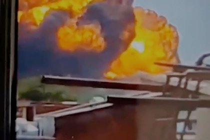 Момент крушения пассажирского самолета в жилом районе в Индии попал на видео