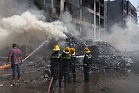 Самолет с сотнями пассажиров на борту разбился в жилом районе Индии. Опубликованы видео момента крушения и с места катастрофы 