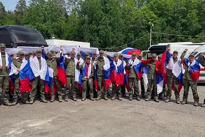 Самолет с вернувшимися из украинского плена российскими бойцами приземлился под Москвой