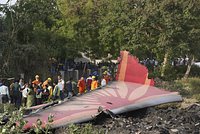 Один человек чудом выжил в авиакатастрофе в Индии. Кто он и в каком состоянии?