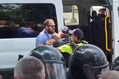 Задержание мужчины с ребенком на марше против ЛГБТ в Молдавии попало на видео