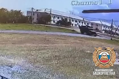 Протаранивший здание на ЗИЛе россиянин уполз без единой царапины и попал на видео